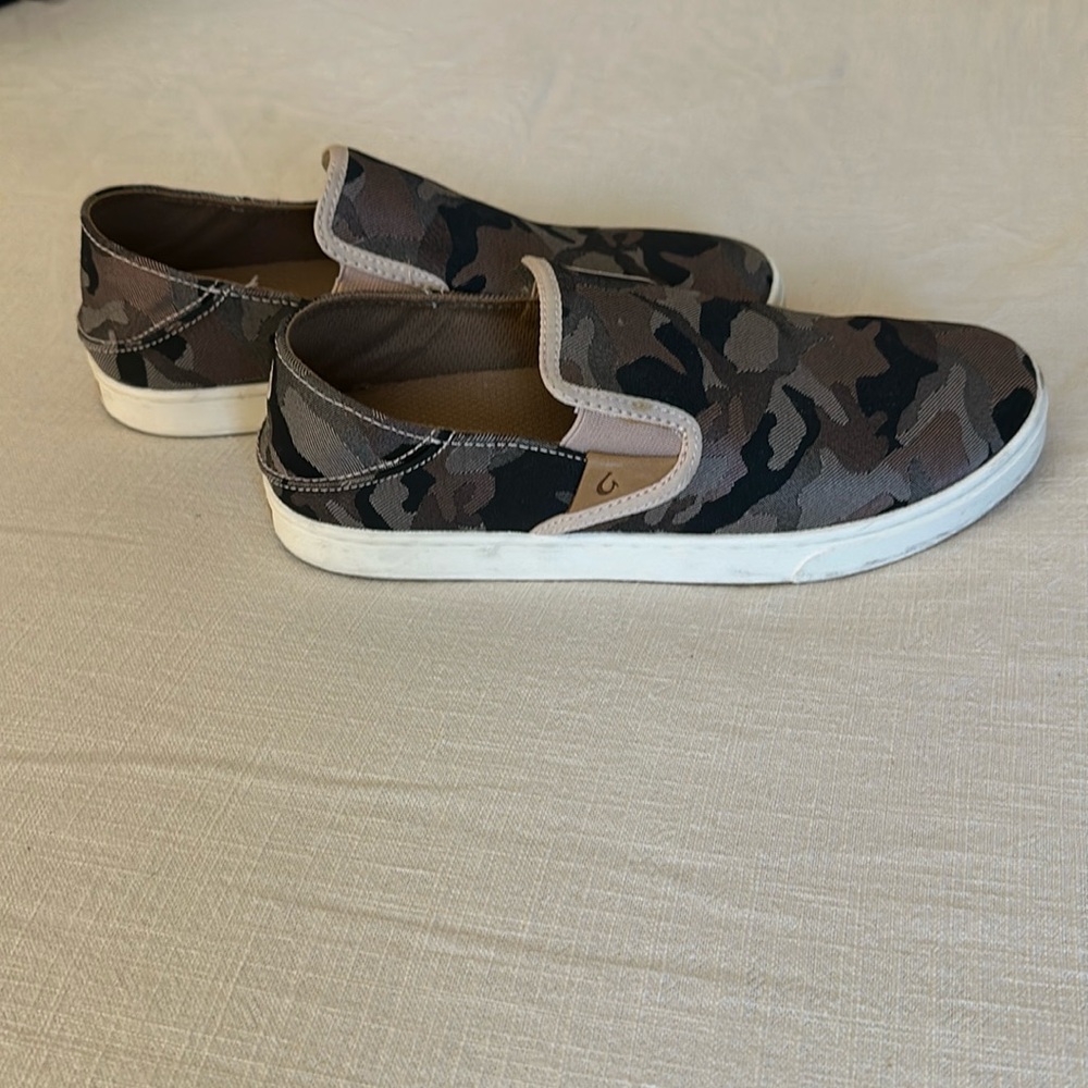 OluKai Camo Sneakers Size 8